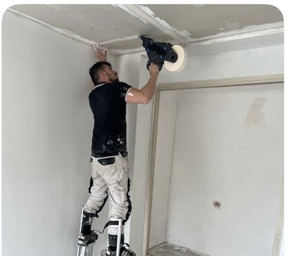 Ponçage et préparation d'un plafond avant peinture