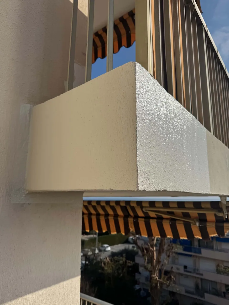 Angle de balcon réparé et remis en peinture après intervention