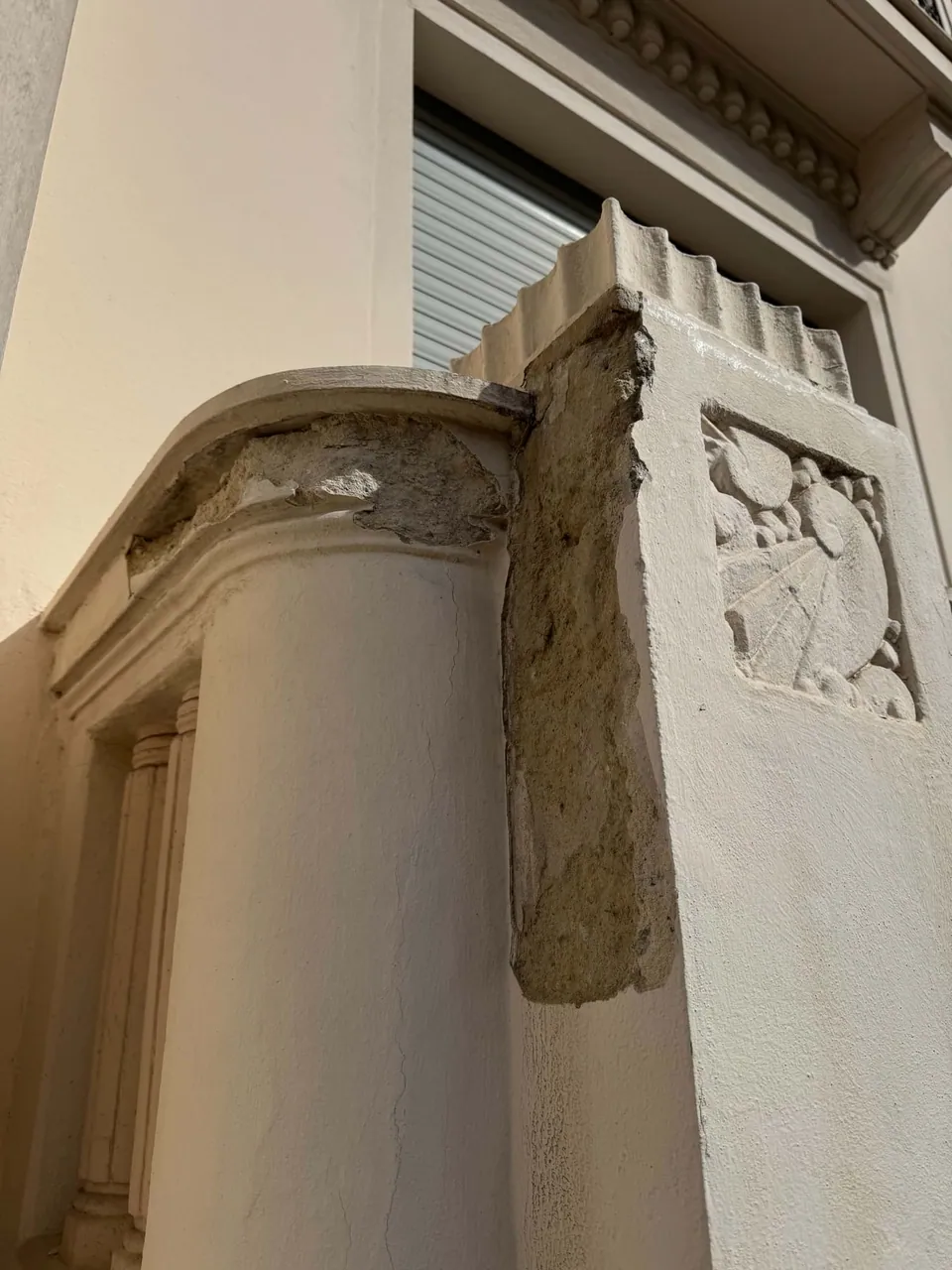Élément de façade dégradé avant reprise localisée
