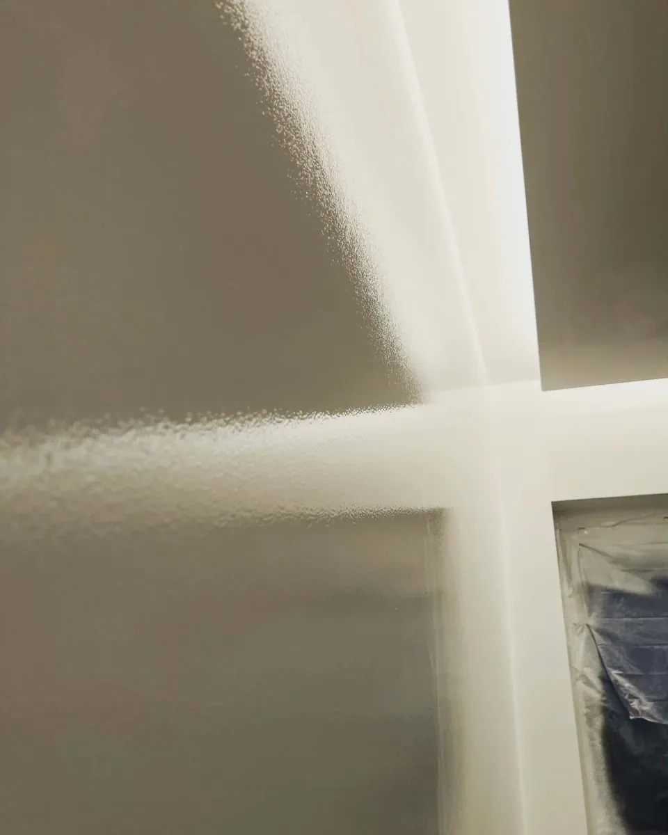 Finition de peinture intérieure contrôlée sous la lumière