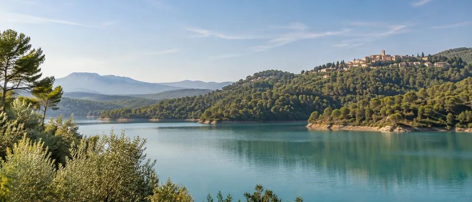 Visuel d'ambiance évoquant Montauroux et le lac de Saint-Cassien