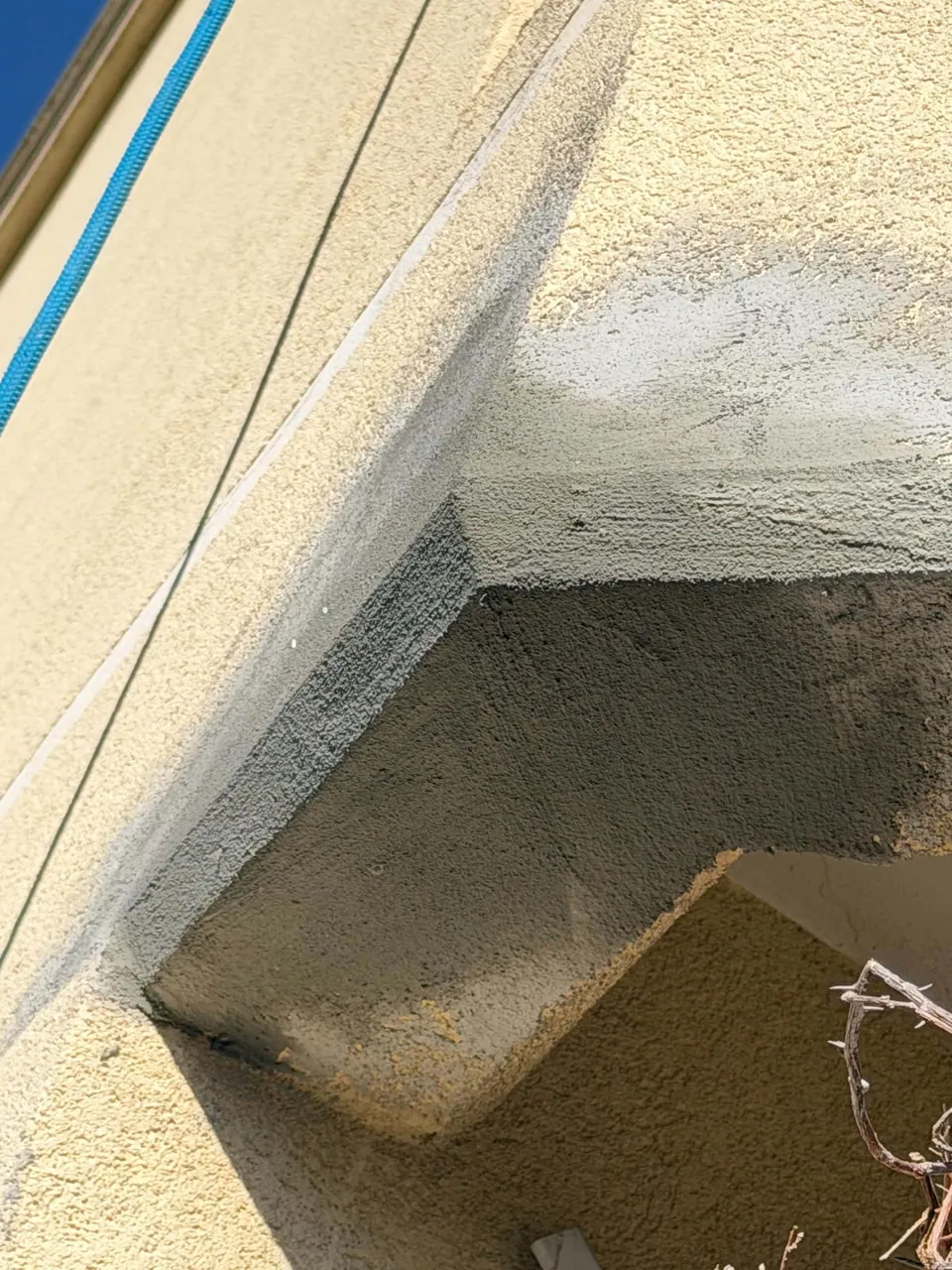 Finition appliquée sur la sous-face et l'angle d'un balcon