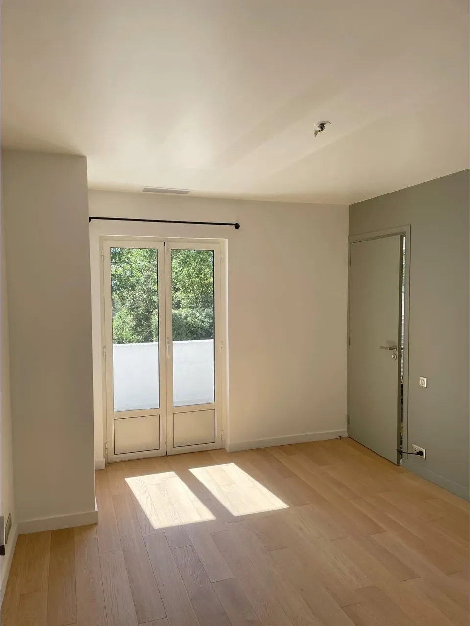 Exemple d'intérieur clair avec parquet après rénovation par AGO Peinture