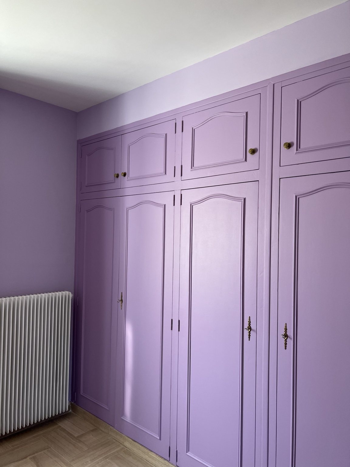 Chambre lilas et placards repeints par AGO Peinture