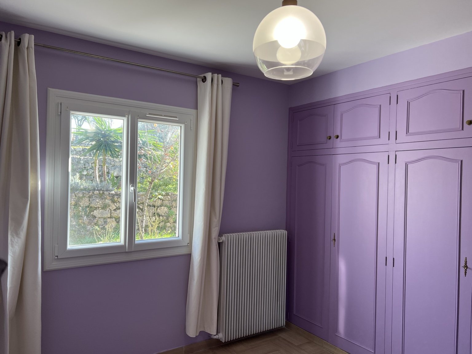Chambre lilas rénovée par AGO Peinture